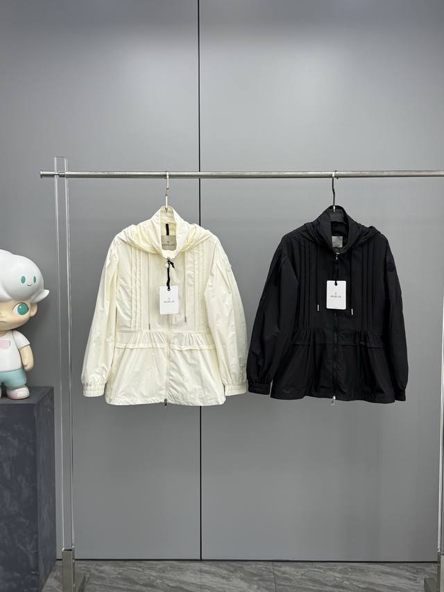 货号05 新品Moncler蒙口2025春夏新品 Vabre女士连帽收腰花边外套 Vabre派克大衣采用清爽面料和喇叭型设计，彰显轻盈之感。配有兜帽，采用功能性