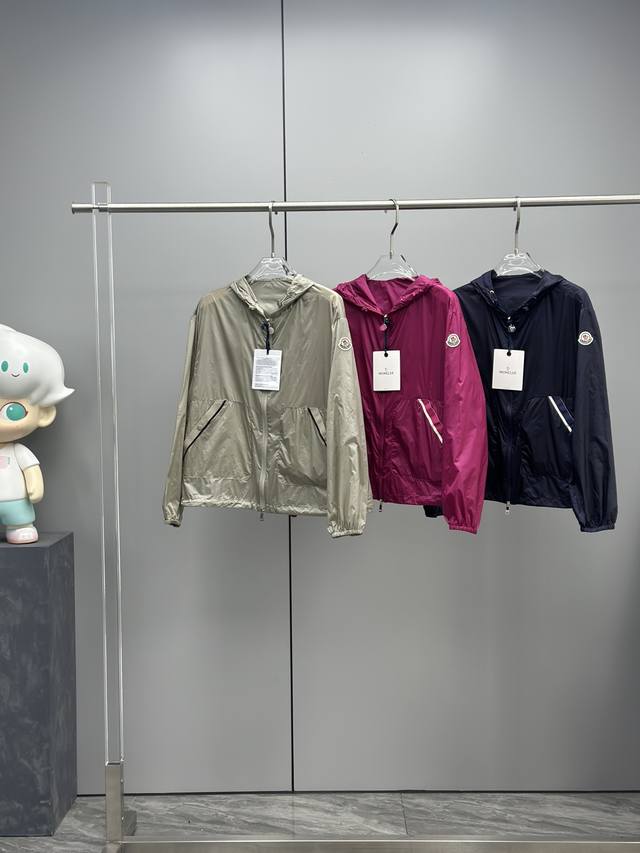 货号042016 Moncler蒙口新品 Filiria女士连帽夹克防晒外套 超薄透上身轻便 可收纳包 携带方便 好穿时尚 A字版显瘦减龄版型 上身舒适没有束缚
