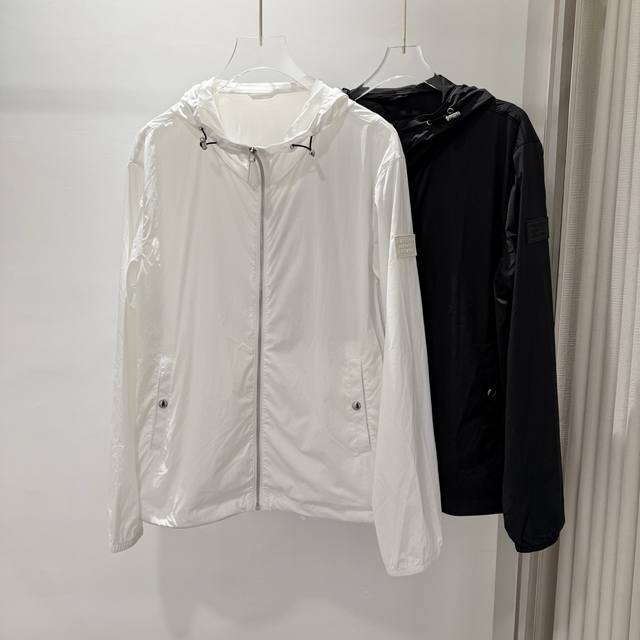 货号055006 新品 Burberry男女同款肤感面料防晒衣夹克B防男装女装春秋装夏装 尺码：Ｍ～3Xl P： 这款防晒衣黑白双色，白色时尚百搭休闲时髦，上身