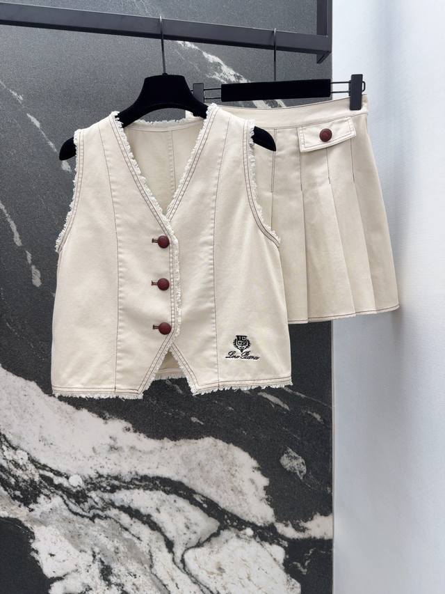 Lp20Ss 春夏新品减龄流苏边V领马甲+压褶半裙套装 刺绣Logo字母设计很高级 立体剪裁小短款版型很显高挑 小A百褶半裙遮胯又显瘦 内设安全裤防走光哦 气质