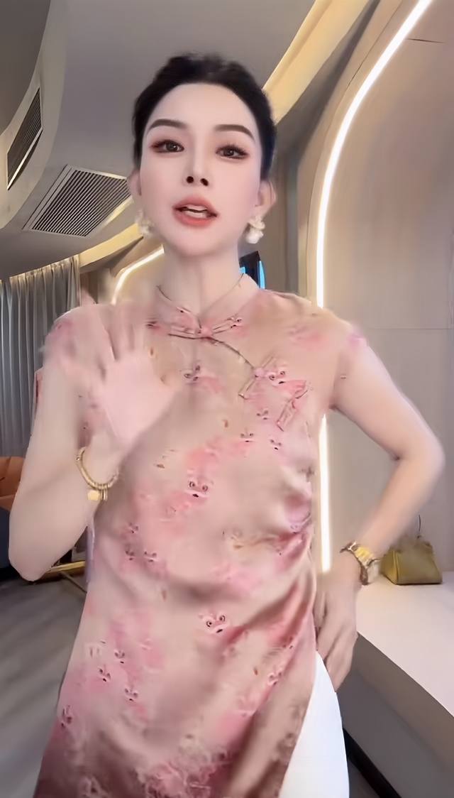 连衣裙 爆款来袭 复古中式立领不规则上衣 衣身布满精致花纹 中式韵味浓郁 贴合身形 展现典雅端庄风格 是传统与时尚融合的单品 Smlxl