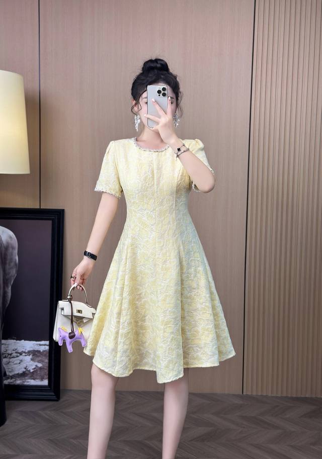 连衣裙 2670夏装 新款 爆款推荐 Miumiu定制款 重工定制款面料 收腰版型 大摆连衣裙 细节非常美的一款 店里已经卖开 已经安排翻单 可以主推款式 大爆