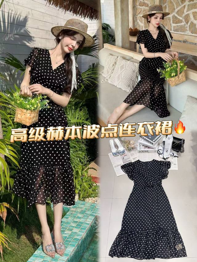 连衣裙 赫本风波点裙，经典黑底缀以纯净波点，复刻复古优雅。V领勾勒脖颈线条，小飞袖添灵动，裙摆轻盈垂坠，自带朦胧高级感。赫本式的经典与现代时髦融合，轻松拿捏松弛