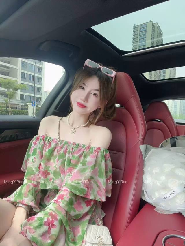 上衣 抢货爆款 打揽一字肩小衫 领口立体缩褶工艺和搭配弹力袖口 鲜艳的色差与超大衣摆相结合 十分飘逸 层次感满满 超级好看推荐 Smlxl
