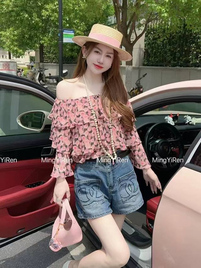 上衣 超级大爆款 高级感优雅气质一字肩小衫上衣露肩设计展露柔美肩颈 荷叶边轻盈摇曳 满印碎花洋溢春日气息 面料柔软亲肤 触感似轻抚花瓣宽松版型适配各种身形 自成