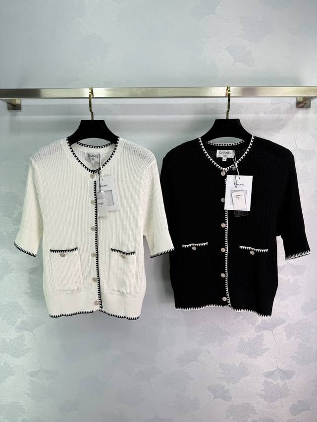 Chane*25春夏新款针织上衣 面料有质感透气 超级适合春夏穿 高级的感觉！搭配牛仔裤半裙都非常的好搭！百搭单品～2色3码Sml。