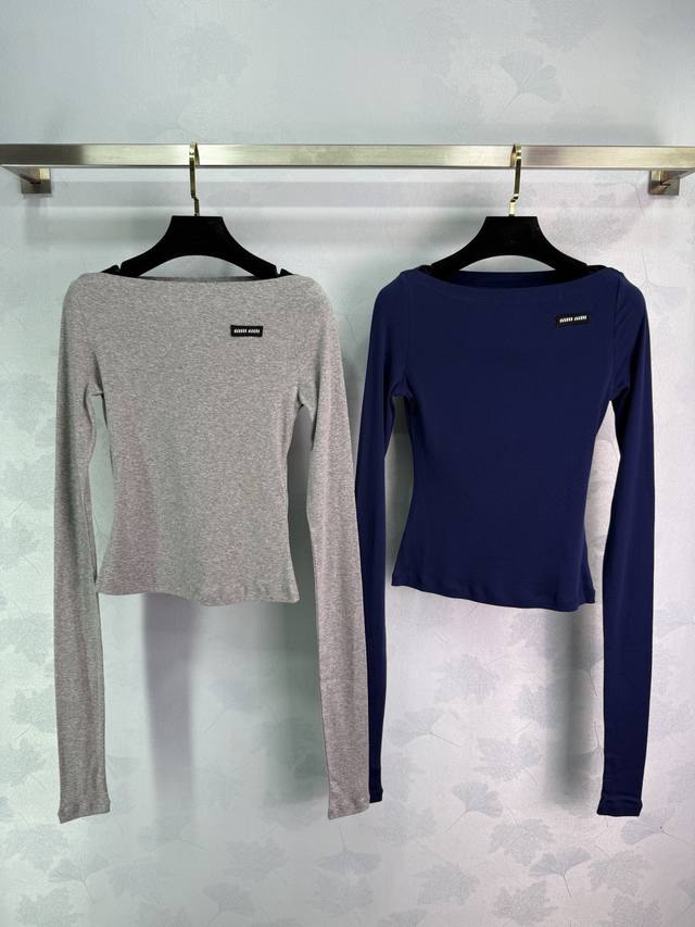Miumi*25Ss春夏新品 微标一字领T恤 深度加工更加柔软舒适的针织面料呈现简约线条，点缀徽标贴饰，彰显经典风范与独特个性，单穿叠穿的经典单品 2色3码Sm