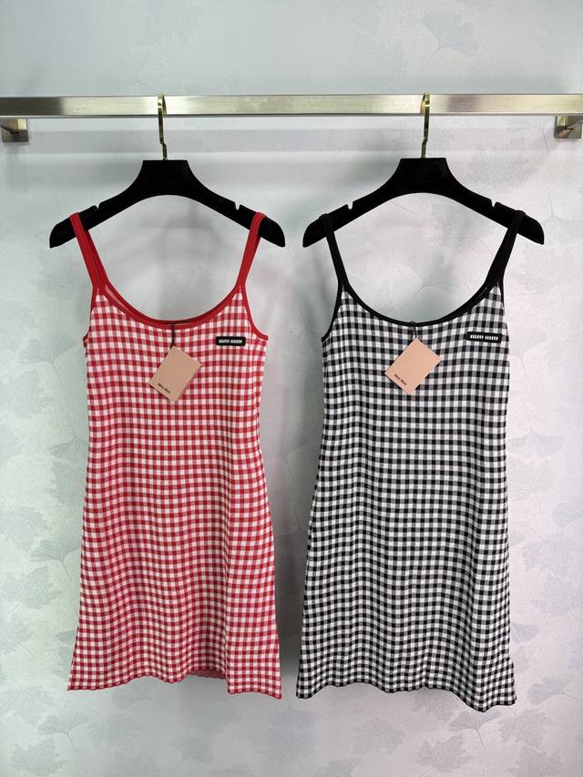 Miu*新款千鸟格针织吊带裙，标志性徽标字母点缀，给经典格纹注入精致灵魂～吊带背心裙型，简约利落又藏着优雅小心机，穿上瞬间拿捏松弛高级感 一键焕新你的春夏穿搭，