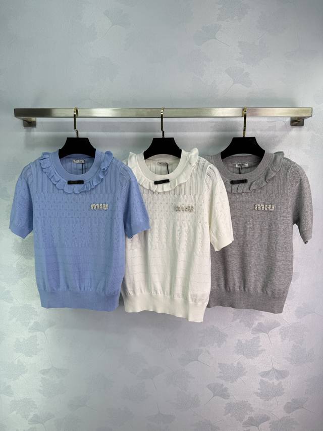 Miu*2025春季新款针织短袖，领口荷叶边设计配水钻字母Logo，超级温柔,复古风格强烈修身版型突显身材俏皮减龄显白日常出行或轻松聚会轻松驾驭。3色3码Sml
