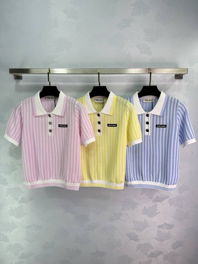 Miumiu*2025春夏新款竖条纹Polo衫，翻领设计配半开襟纽扣，简约大方。胸前小Logo点缀，学院风十足。3色3码Sml