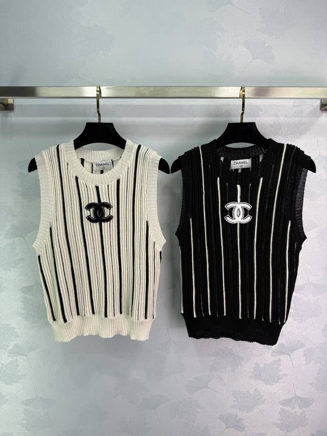 Ch*25春夏新款条纹针织背心 经典双C Logo设计，黑白配色超百搭。面料柔软舒适，竖条纹设计显瘦又时尚。2色3码Sml
