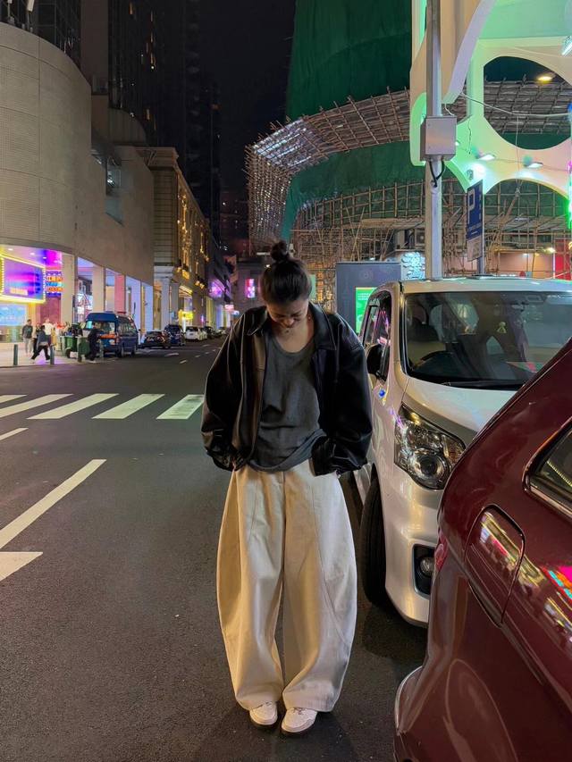 Li 2025春夏新款宽松针织Tee。精选高品质针织毛纱，舒适百搭精致的U领很好中和优雅与休闲感，Sm