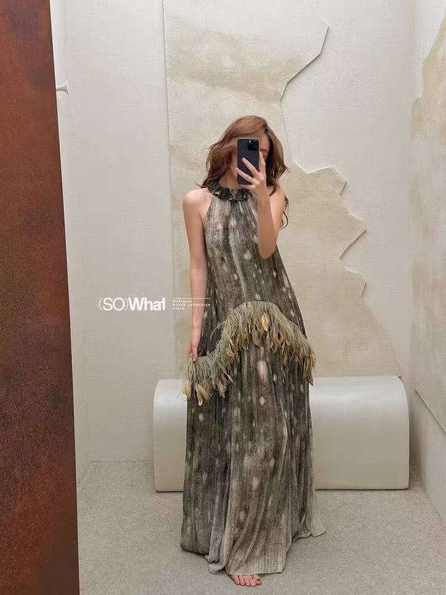 Ykh25Ss真丝羽毛长裙 重工之美 手工之作 轻盈的羽毛 点缀其间 飘逸的真丝 走起路来随风摇曳 看一眼就沦陷了Sml