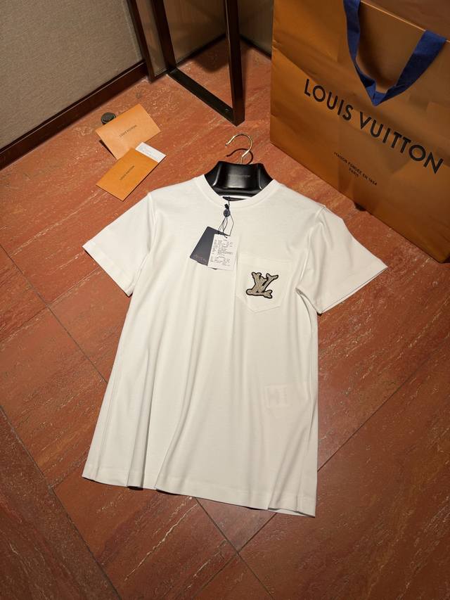 Louis V*原厂面料，最最基础的印花T，好穿实用不用多介绍，版型对各类体型都很友好，你们肯定都爱！！ 你们拿到手自己感受下，外面的随便对比！！！采用百分百比