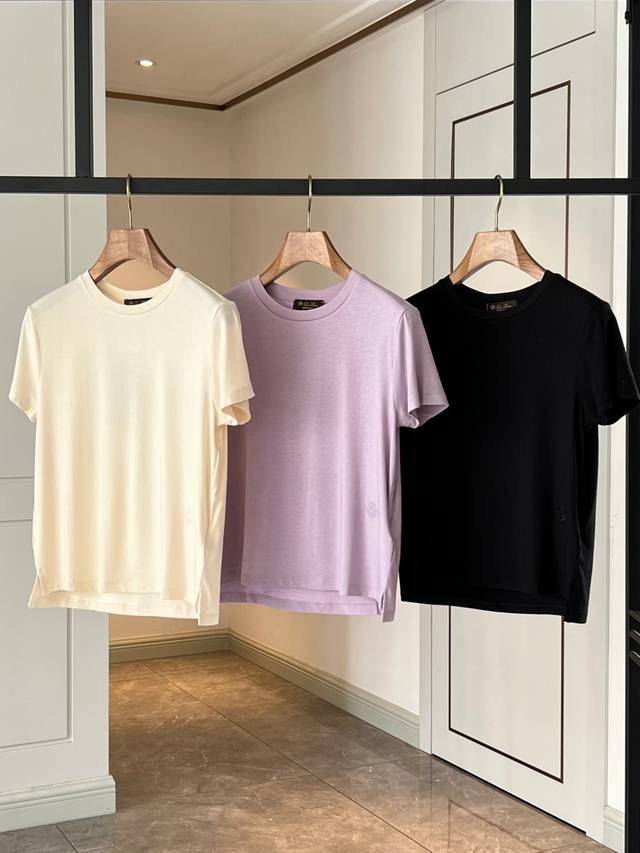 Loro Piana 诺悠翩雅短袖 刺绣标志天丝棉质圆领T恤2025春夏新款Lp . 高端天丝加持 柔滑细腻，具有极佳的亲肤透气性和垂坠感，适合夏季穿着，凉爽不