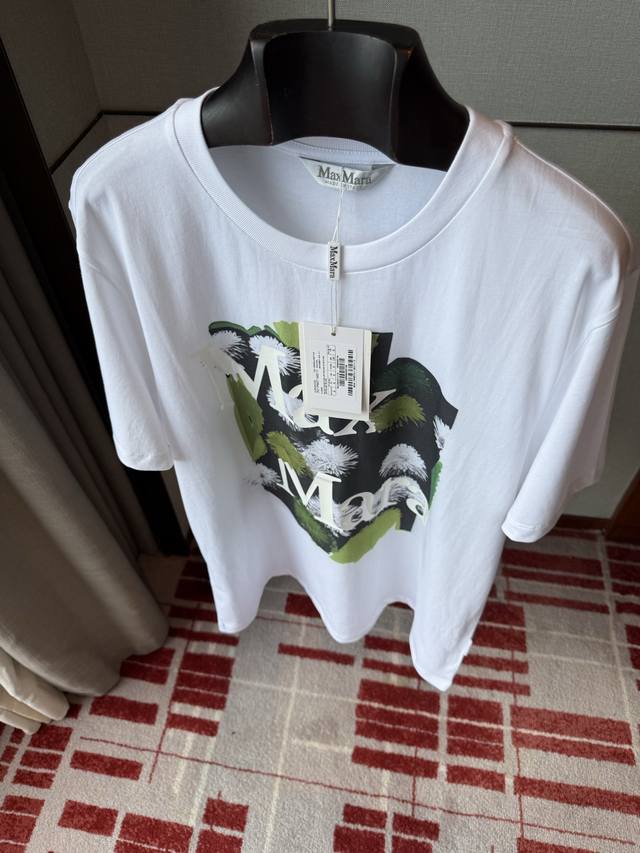 看下咱们这款右侧的正品主标的缝线是与中线缝合处是连在一起的，就这一个工艺可以秒杀 ％市面假货，因为这个工艺是要在衣服成型之前定位好标的位置，机器车的时候还需要用