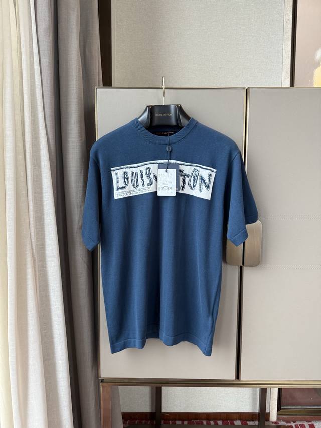 上新！ Louis V*Fw24 Precoll Dl2 女生都爱的男款针织Tee 用14针德国进口机制造 袖口 衫脚采用密边处理！针织料很舒服 即使夏天穿也完