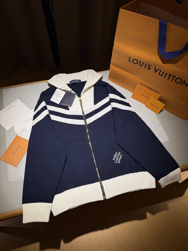 上新！Louis V*费了好大劲才搞到的款！特别喜欢这个立领，罗纹收口拉链能包裹住整个脖子，天气冷一点穿他连围脖都不用，高支纯棉针织面料，手感软糯又不失骨感，柔