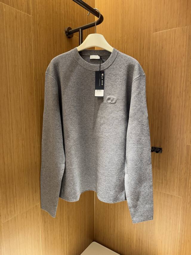 Cd贵气十足的打底衫 男人的秋冬穿搭，有它就够，柜子里5位数男装的品质，上身就有抬头挺胸的底气哈哈！！ 真的是越看越好看，胸口同色的提花Logo整一个就显得低调