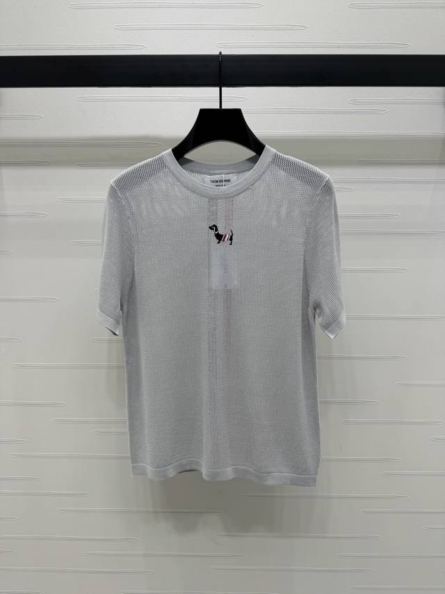 上新原单高端品质 Thom Brown* 2025春夏最新系列！镂空小狗圆领针织短袖！定制Yb针织材质织造 舒适柔软 质感十足 通体素色打底配合小狗图案装饰 可