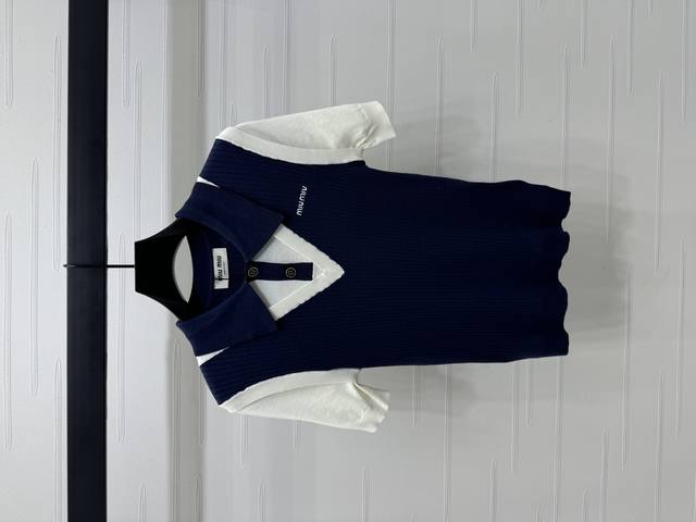 上新原单高端品质 Miumi*2025春夏最新系列！撞色假两件Polo领针织短袖！定制Yb进口混纺纱线织造 舒适软糯 弹力十足 通体大身以竖坑条肌理与袖子形成颜