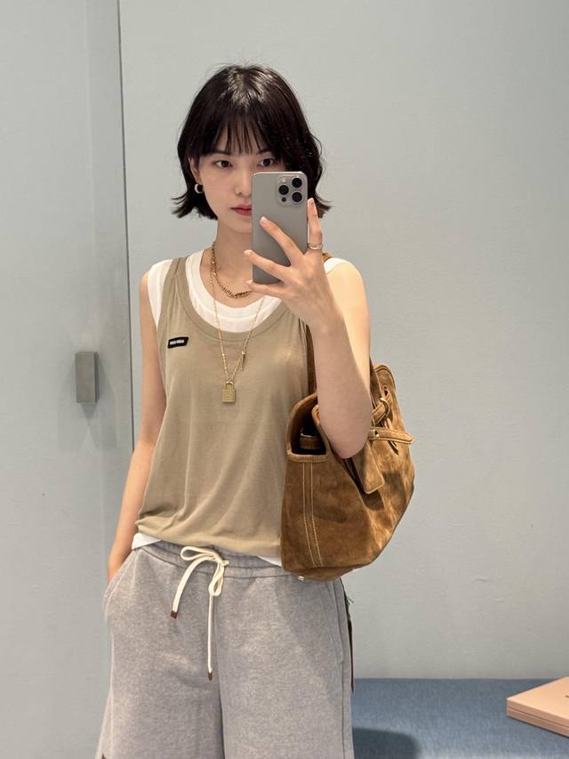 Miumi* 25Ss夏季新款 假两件撞色装饰贴标无袖小背心丨独家Yb开发！高版出品！今年超级火的中性工装风单品，微Os的版型，上身很有慵懒随意的调调，不饱和配