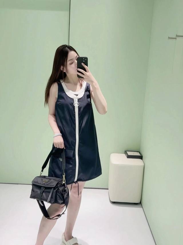 Prad* 25Ss春夏新款 尼龙拉链背心裙丨独家高版出品！进口再生尼龙材质 挺括有型 侧边大大的工装口袋既增加了一些设计上的层次感 背心裙的设计更是换气运动活