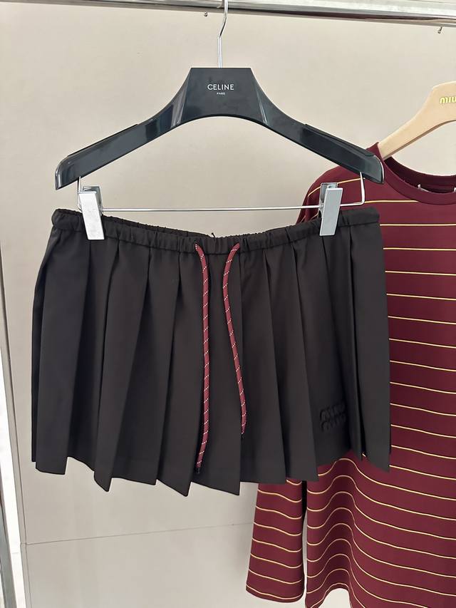 Miu咖色红绳字母百褶短裙 Miu爆单推荐，25春夏新品！ 泰风校服中长款压褶半裙！ 复古学院风文艺少女必入单品！ 定位刺绣字母Logo低调奢华 搭配红色抽绳时