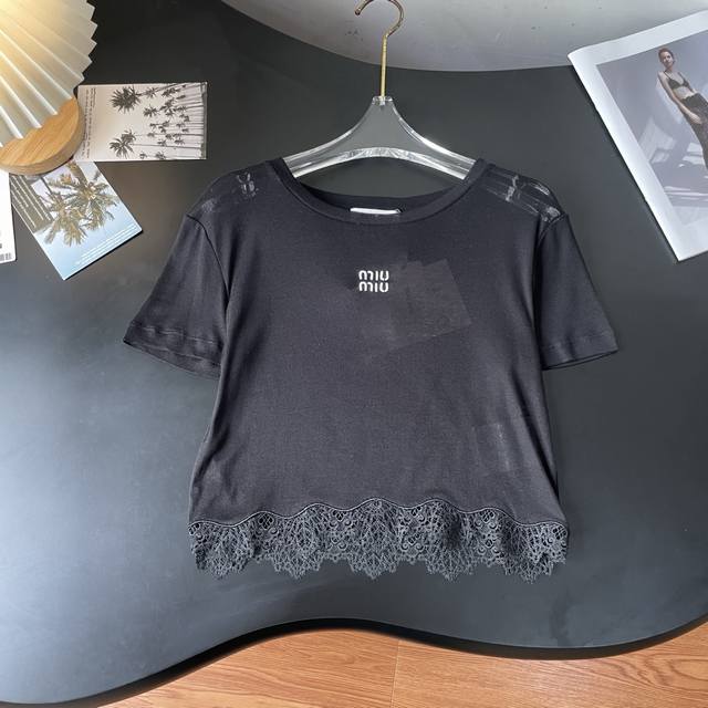 Miumiu蕾丝拼接短T，黑白双杀经典Logo印花，自带贵气滤镜 下摆蕾丝钩花，甜酷氛围感拉满 短款设计+微透肩线小心机，露腰露锁骨，辣到飞起 搭高腰裤 短裙都