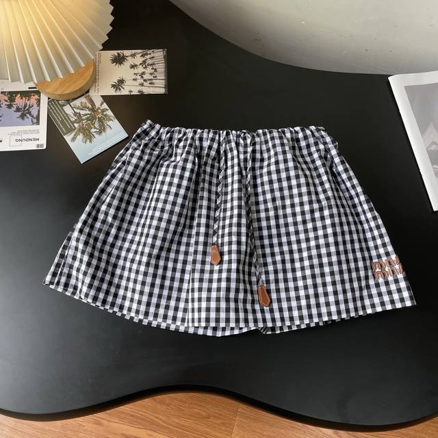独家首发原单品质，Miu系少女系穿搭！知识分子风黑白小格子花苞蓬蓬超短半裙！定制进口纯棉面料双层工艺设计，抽绳松紧腰版型上身绝绝子！复古风甜妹穿搭！皮标刺绣字母