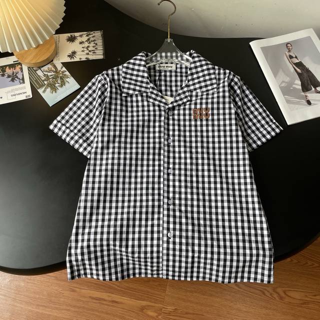 独家首发原单品质，Miu系少女系穿搭！知识分子风黑白小格子短袖衬衫！定制进口纯棉面料经典H版型上身绝绝子！复古风甜妹穿搭！皮标刺绣字母Logo低调奢华！可甜可盐