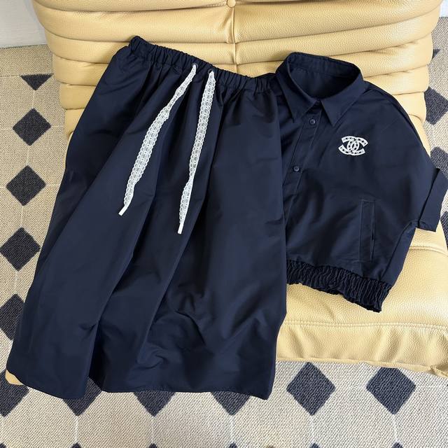 25夏季新款 盐系小香套装 夏日松弛感拿捏 藏青色短袖衬衫+半身裙套装 简约又不失质感 自带慵懒氛围 搭配同系列九分半裙 层次感一下就有了 蕾丝精致Logo绣花