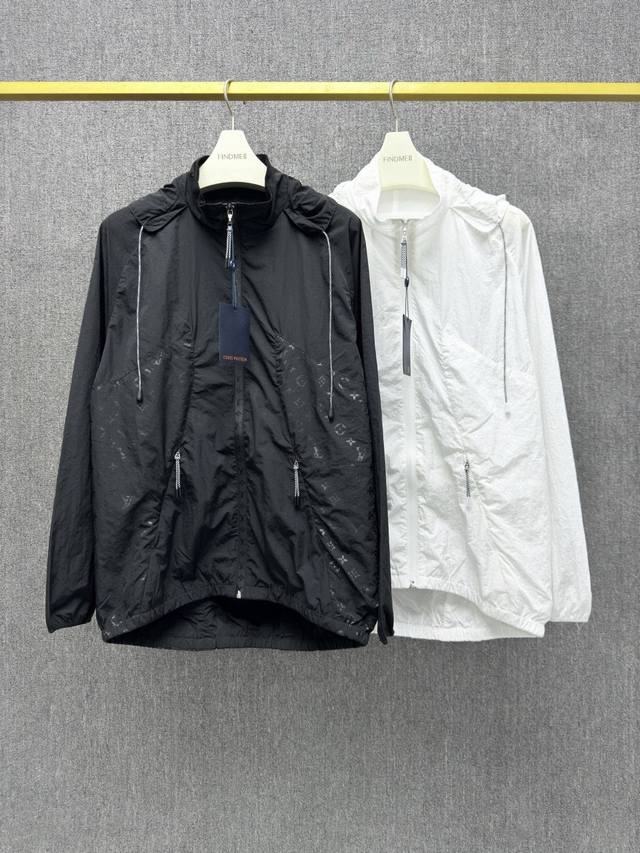 Lv-Z， ,L*Uis Vuitton 当季新品 连帽轻薄防晒衣外套 本款夹克以摩登格调演绎运动风尚。 轻盈褶皱锦纶呈现当季色调， 两侧的 Monogram
