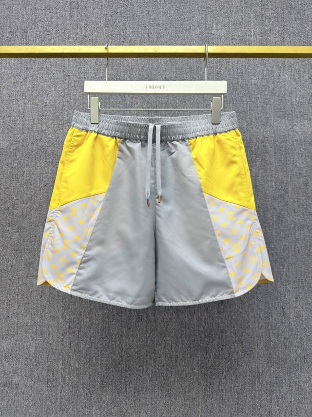 Lv-Z， ,L*Uis Vuitton 25Ss 夏季新品 运动休闲沙滩短裤 拼接撞色梭织面料 Monogram Glow 印花 弹力腰部和透气侧开衩 侧边斜