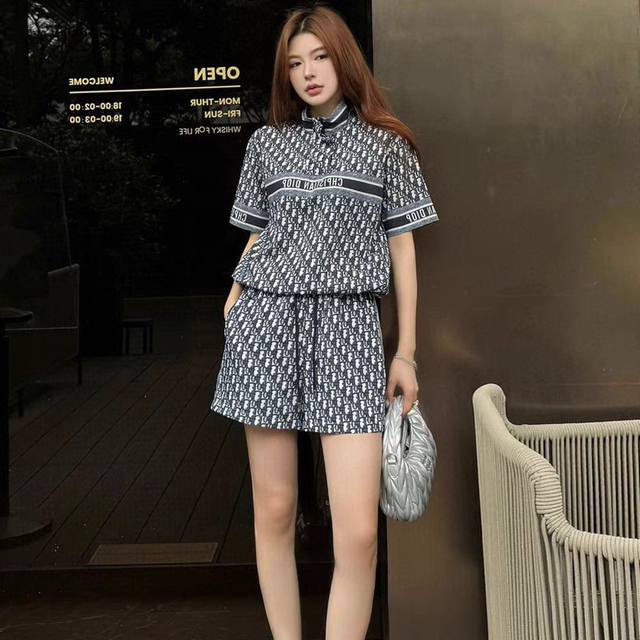 套装新款高级感洋气老花字母时尚潮流套装女短袖上衣+休闲短裤 套装两件套。Smlxl