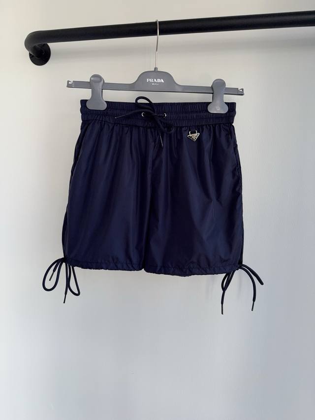 Pra25春夏新款双口袋工装风拉链三角标短裤出货这款短裤以经典Obique设计面料舒适透气 真的超级好看 定制电镀拉链金属五金 面料高品质对版 上身拉长腿部线条