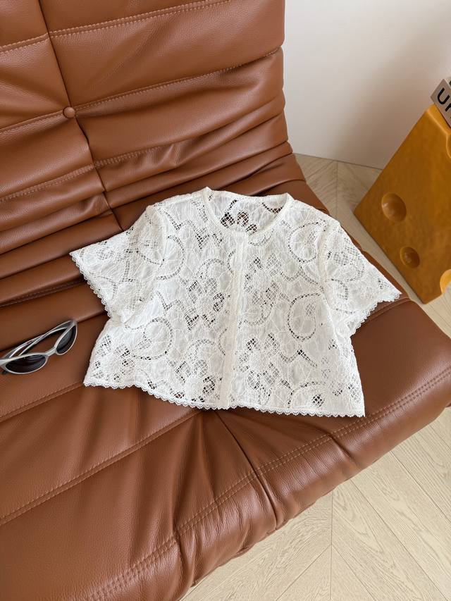 优雅气质小上衣 25Ss 复古蕾丝钩花上衣 一整个优雅和复古的气质感 非常温柔 面料是重工钩花蕾丝 简洁好穿 通勤日常皆可 度假也很适合 一色三码