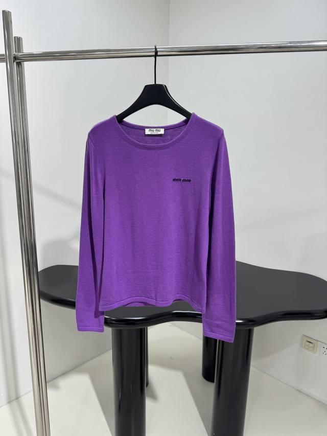 新品羊毛长袖套头衫 紫色羊毛面料制作 饰品牌标识刺绣 弹力版型 圆领领口 单穿叠穿的经典单品 推荐入手 ：紫色 ： L