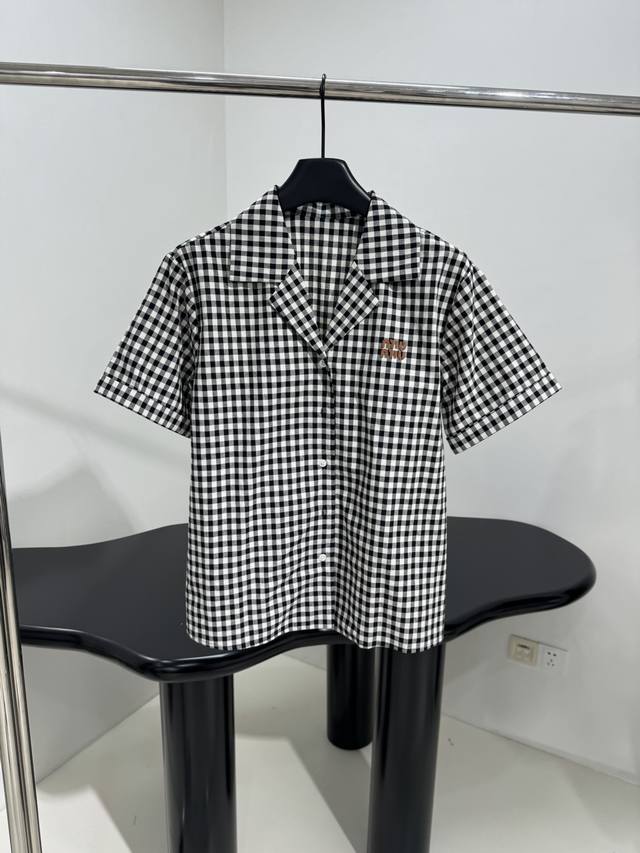 新品格纹短袖衬衫半裙套装 定制色织格纹面料 饰有皮革品牌标识 直筒版型 衬衫领口 纽扣开合 格纹迷你裙 定制色织面料 内部府绸短裤 弹性抽绳腰带 推荐一套入 ：