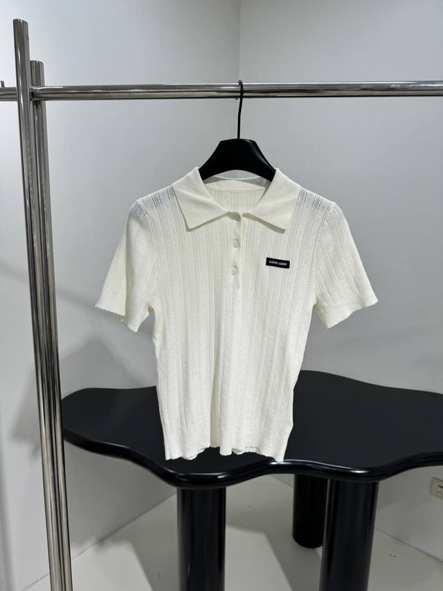 新品棉质Polo衫 米白色棉质面料制作 饰品牌标识刺绣 弹力版型 波浪形下摆 Polo领口 纽扣开合 单穿叠穿的经典单品 推荐入手 ：米白色 ： L