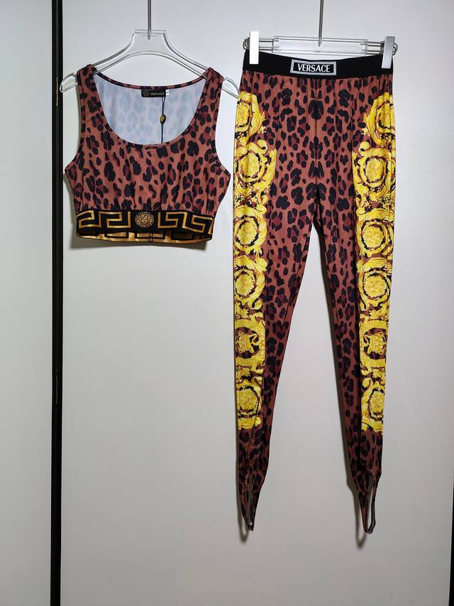 Versace 范思哲爆款系列 女士豹纹撞色拼接回纹美杜莎背心上衣印花弹力紧身裤 套装两件套。Smlxl