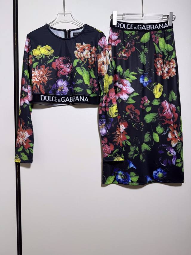 套装Dolce & Gabb*Ana 杜嘉*班纳 西西里女人味 热情缤纷多彩花朵撩人又魅 贵妇度假风 经典修身显瘦绿色花卉印花字母标识罗纹织带圆领打底上衣高腰包