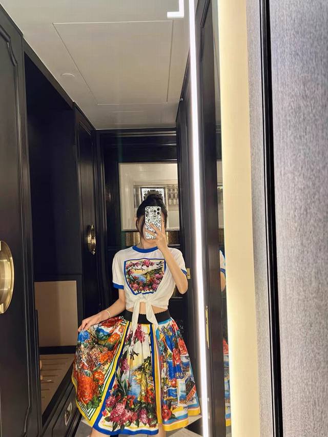 套装D＆G 杜嘉班纳女士 蓝色边饰意利海景度假村油画花朵风景印花打结休闲系结收腰短款棉T恤油画印花迷你半裙 套装两件套。Smlxl