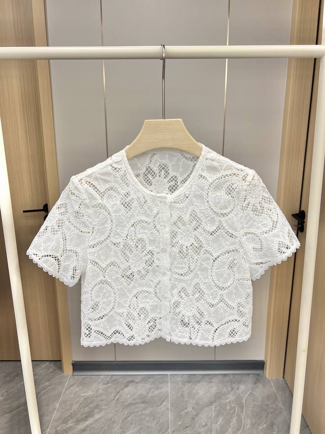 新品上架南法度假风上衣 超美的南法假日小上衣 采用全棉重工镂空绣花 面料的透气感太适合夏天了 白色真的好清爽 随意搭配短裤 裙子都好看