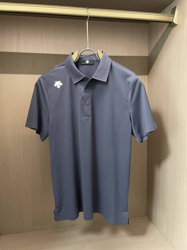 迪桑特 2025春夏 经典的Polo领设计，搭配简洁的单排扣，线条利落流畅，巧妙修饰颈部线条，彰显优雅绅士格调。左肩处精致的品牌标识，采用无痕压胶工艺，细腻而平