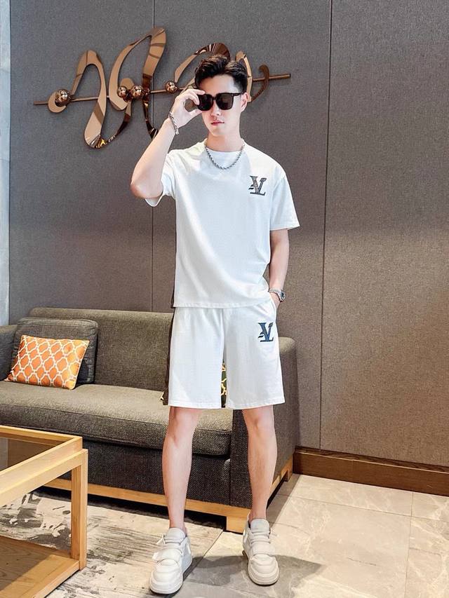 直 Lv 路易威登 2025官网同款.世界知名奢侈品牌.夏季男士短袖短裤套装 高品质 原单货套装 采用进口原单面料 ，当季时尚潮流款，百搭爆款。简洁大方，精密的