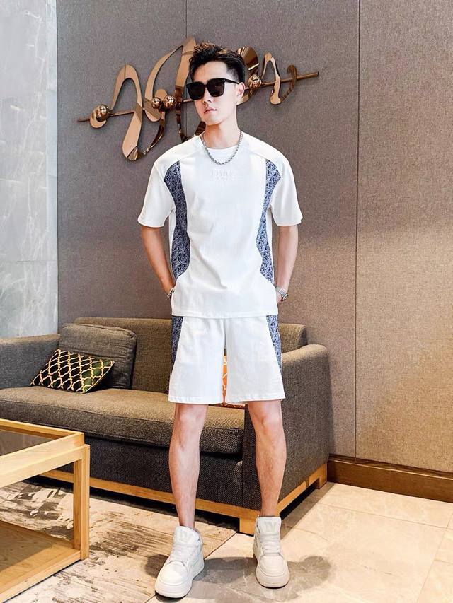 直 Dior迪奥 2025官网同款.世界知名奢侈品牌.夏季男士短袖短裤套装 高品质 原单货套装 采用进口原单面料 ，当季时尚潮流款，百搭爆款。简洁大方，精密的车