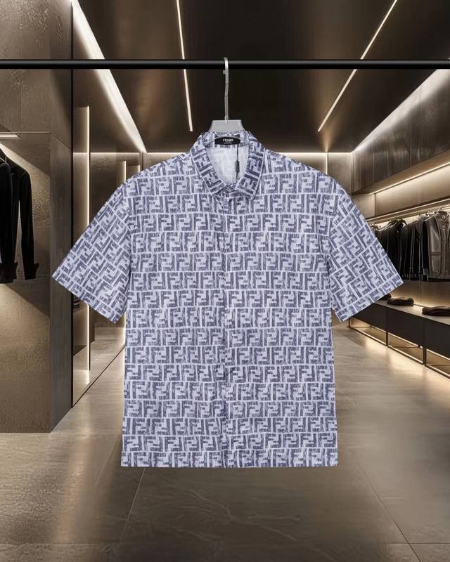 Fendi 芬迪 爆款来袭 经典满印弹幕双Ff数码Logo短袖衬衫 2025Ss官网新款短袖 衬衫 衬衣，精美数码印花 高端版本，专柜定制面料 透气舒适度高，精