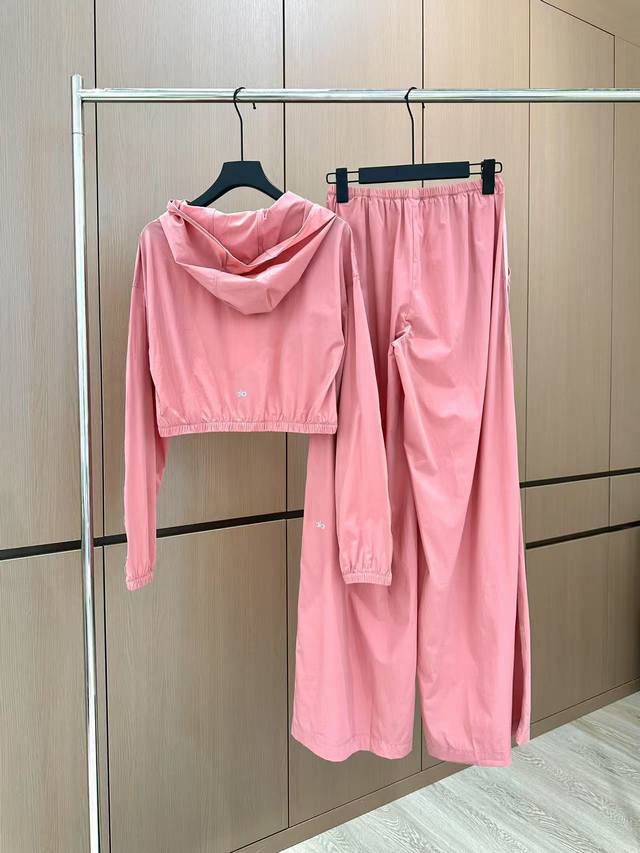 爆款现货 原单品质 Alo*｜25早秋新品套装！ 高端定制带帽外套，搭配松紧腰长裤 极简主义风法式优雅的慵懒风， 休闲又时髦！ 立体剪裁版版型可甜可盐减龄少女风