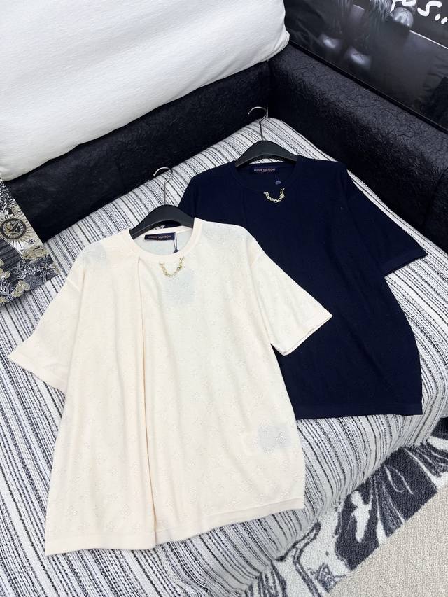 爆款现货 原单品质 Lv｜25新品短袖圆领针织衫 精致常规版型上身巨显瘦！定制最新提花工艺 低调奢华！ 时髦精必备单品解锁所有穿搭！ 认准我家品质！经典单品时髦